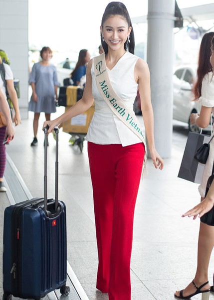 Đại diện Việt Nam tham gia Miss Earth 2017 gây ấn tượng ngay tại sân bay khi diện trang phục khỏe khoắn, trẻ trung.